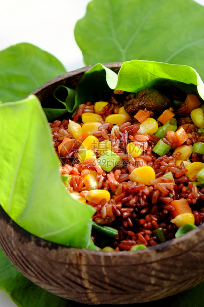 越南菜来自红大米美味和营养的午餐饭土制食物在椰子贝壳碗中富有营养绿叶上含芝麻盐黄色的为了白图片