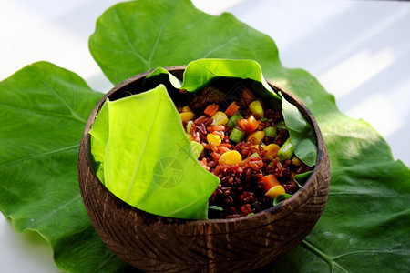一顿饭准备好富有的越南菜来自红大米美味和营养的午餐饭土制食物在椰子贝壳碗中富有营养绿叶上含芝麻盐图片