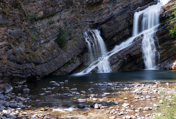 加拿大艾伯塔Waterton湖公园附近的CameronFalls长距离图像风景优美路德维希山图片