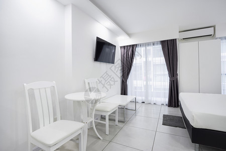 小样装修绞刑室内白色卧设计模拟展示用于装饰有椅子和桌的精品旅馆房间或公寓图片