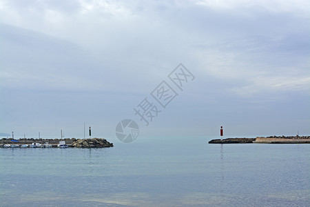 十一月旅行港口1西班牙马洛卡Mallorca以帆船和阳光在两座码头之间开通时用帆船和阳光观视海洋图片