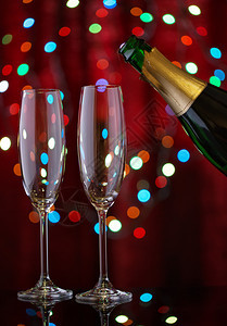 奢华目的两杯水晶和一瓶开香槟在节日背景上庆祝Crystal两杯酒的理念和在节日背面开瓶香槟的构思喜庆图片