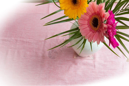 颜色粉红背景的白花瓶中一束粉红色雏菊上方是五颜六色的花朵天夏图片