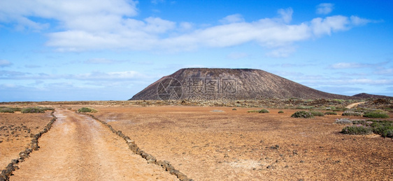 偏僻的西班牙加那利群岛Fuerteventura附近的LosLobos小岛上的Trail和LaCaldera火山农村图片