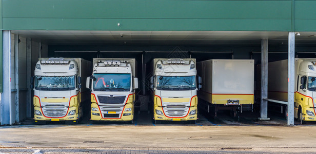 卡车运输出口工作场所在仓库后勤和运输背景的码头站停泊卡车包括仓库后勤和运输背景图片