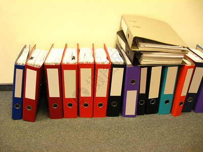 目的一种办公室里有很多文件夹都有信息安全的图片