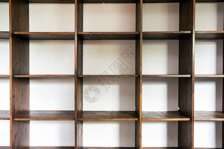现代的空白色墙附近空木橱柜存储现代室内特写白墙附近的空木橱柜存储现代室内特写图片