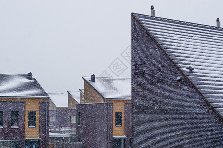 成形现代的新荷兰邻居现代建筑背景屋顶在下雪天气被覆盖在荷兰附近现代建筑背景图片