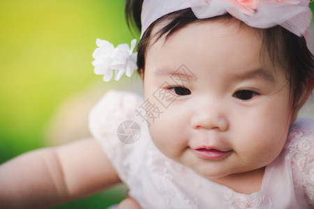 外部女阳光近身肖像亚洲可爱的有自然光背景女婴图片