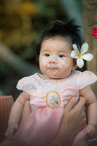 外部喜悦近身肖像亚洲可爱的有自然光背景女婴美丽图片