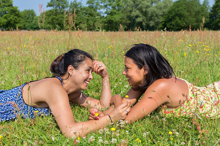情怀朋友们自发的两个女人在绿草地上对着躺图片