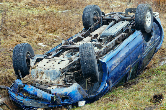 沟渠颠倒的车祸交通事故车在沟里颠倒的车交通事故运输诉讼图片
