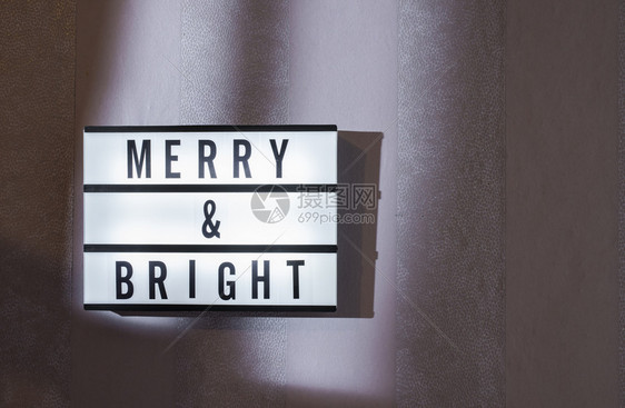 光板假日概念的MerryBrightMerry与窗室内部彩色字母紫纸墙上的欢乐和亮中文本日光情绪发的节假日图片