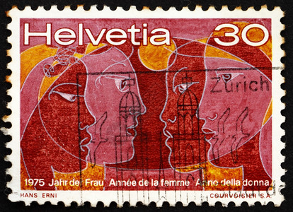 瑞士人节目复古的瑞士大约1975年一张印在瑞士的邮票显示了四个种族的妇女1975年国际妇女运动大约图片