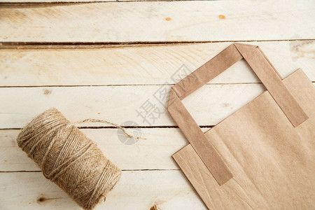 木制背景的可生物降解环境友好型纸板袋处理空的新图片
