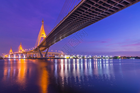 合并穿越2013年5月日在泰国曼谷布密博桥上横跨ChoaPhraya河于2013年5月日抵达泰国布密博大桥最多图片