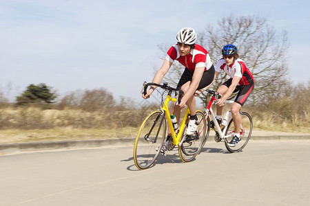 男子运动骑自行车员在露天乡村公路上运动穿着车轮骑士夏天锻炼身体图片