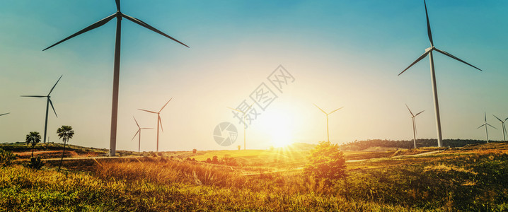 电的在山丘和日落自然风力涡轮机中考虑生态电力能源的概念旅行资图片