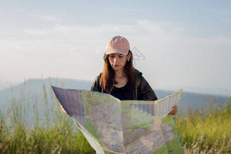 背着明亮包的女亚洲在背景山上观光旅行者背面的浏览视游客吸引人的冒险图片