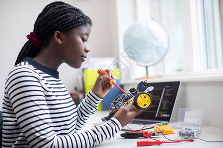 水平的服装女青少年学生在科课程中建造机器人汽车的女生教育图片