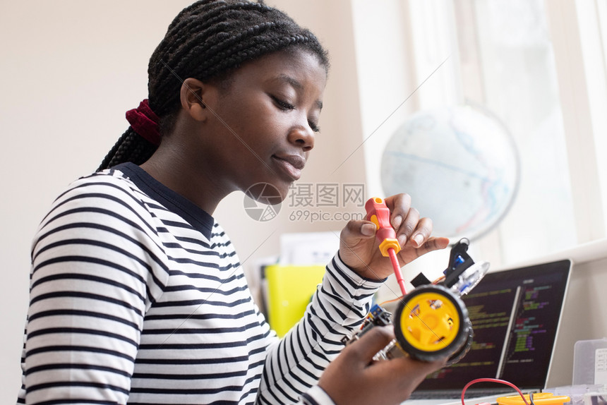 孩子们女青少年学生在科课程中建造机器人汽车的女生模型图片