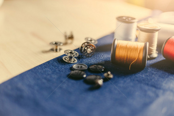 桌子缝纫织布和木顶板裁缝的辅助器件措施图片
