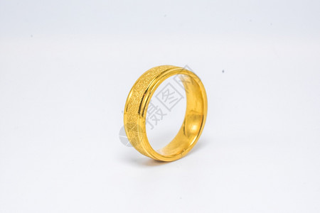 庆典仪式珠宝白色背景的黄金环市场上的黄金价格图片