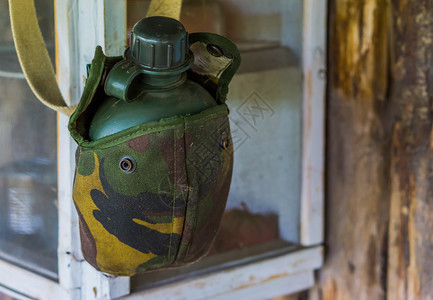 聚苯乙烯烧瓶军用印刷袋中的绿色旧酒瓶基本生存设备b基本生存设备优质的图片