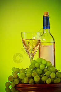 瓶子和酒杯葡萄绿底的透明庆祝图片