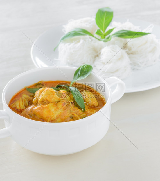白饭面条蟹肉椰子奶咖喱加面饭泰国辣汤菜食物图片