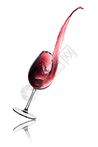 成熟运动一种红葡萄酒从玻璃杯中喷出孤立在白色上图片