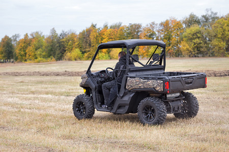 灰尘 越野速度景观污垢离开黑色四轮自行车在野外有一具身躯权力和