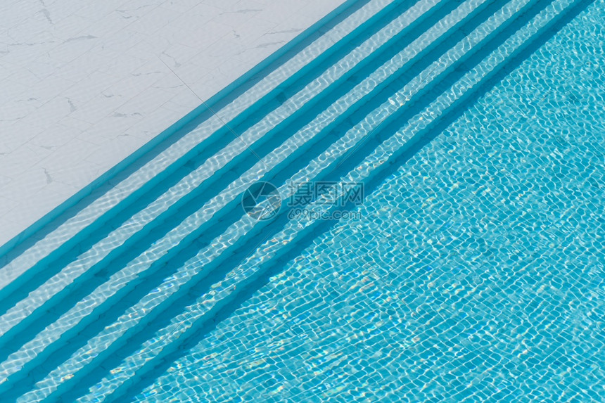 白色大理石头瓷砖制成的游泳池图片