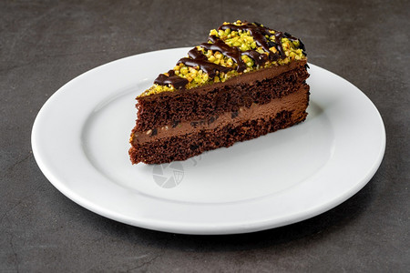 典型的优雅美味巧克力和冰淇淋蛋糕在黑石头桌上人们图片