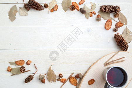 在秋色样式的顶视图中以文字空间在木形背景上饮用倒数杯子热的马克躺着图片