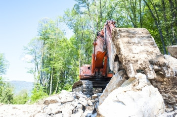 挖土机用大铲子做岩石采场重的力量图片