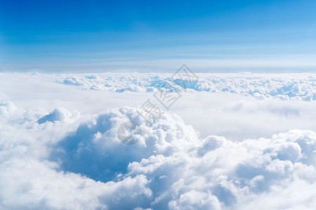 蓝色天空线和云层飞机窗口视图水分天堂春图片