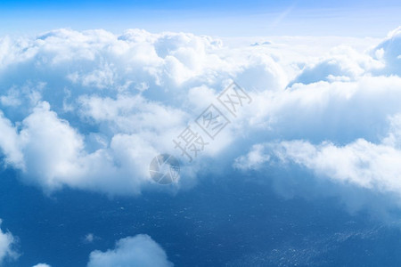 地平线蓝色天空和云层飞机窗口视图明亮的航班图片