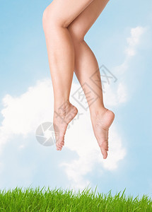 脚跟女孩光滑感和美丽的女双腿对着天空关心图片