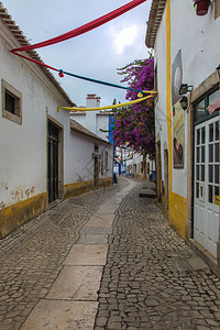 欧洲的镇狭窄中世纪葡萄牙高地市的狭小多彩街道图片
