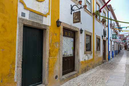 建筑学墙奥比都斯中世纪葡萄牙高地市的狭小多彩街道图片