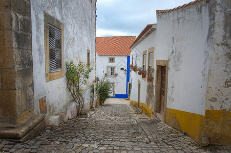 户外游客中世纪葡萄牙高地市的狭小多彩街道保护图片