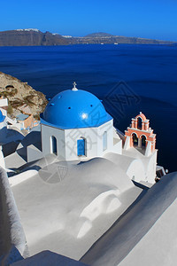 希腊伊亚圣托里尼岛传统希腊蓝色圆顶教堂希腊伊亚圣托里尼岛教堂景观传统的天空图片