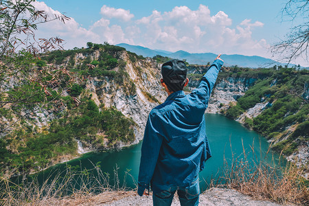 游客站在湖景的岩石山上人户外男图片