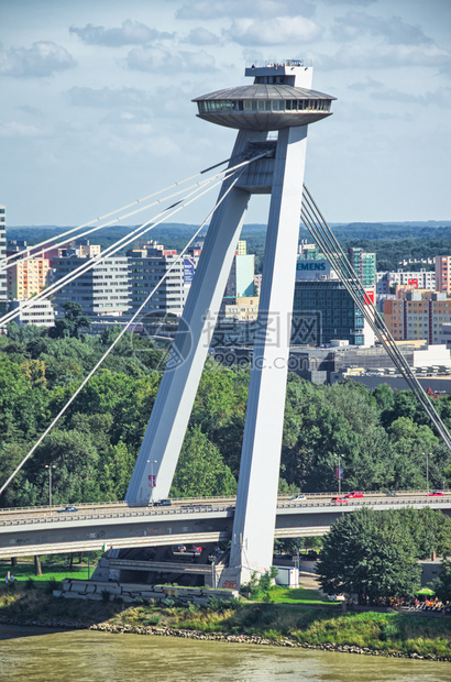 超过布拉迪斯发洛伐克201年7月斯洛伐克民族起义的B山脊UFO桥在多瑙河布拉迪斯发每年吸引10万游客新的斯洛伐克语图片