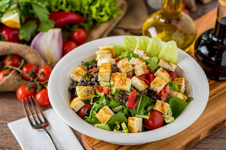 混合健康沙拉在木制桌上的白碗中地海可口开胃菜图片
