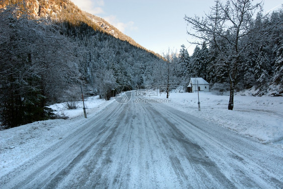 自然奥地利阿尔卑斯山的雪覆盖道路景观寒冷的图片