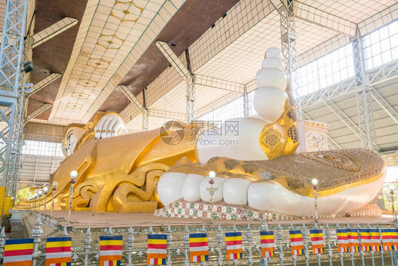 地标在缅甸巴果的佛像拉伸长古老的Shwethalyaung佛教徒图片