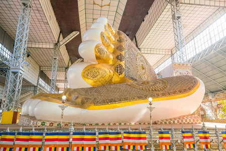 在缅甸巴果的佛像拉伸长古老的Shwethalyaung巴戈脸旅游图片