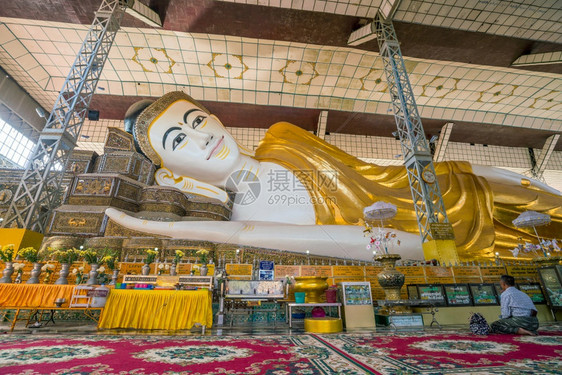 在缅甸巴果的佛像拉伸长古老的Shwethalyaung非常著名的雕塑图片